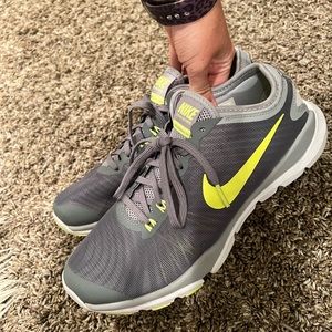 Nike flex supreme training shoes grey & yellow size 8